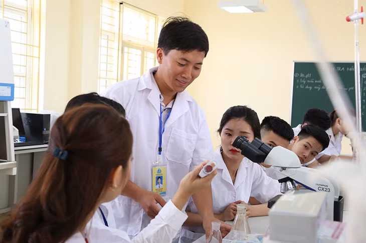 Trường Đại học Hạ Long xây dựng cơ chế riêng khuyến khích cán bộ, giảng viên, sinh viên trong trường tham gia Hội thi Sáng tạo Kỹ thuật tỉnh lần thứ VIII. Trong ảnh: Sinh viên Khoa Thủy sản tham gia nghiên cứu khoa học tại Trường Đại học Hạ Long.