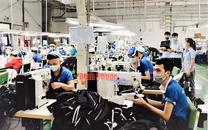 Để thực hiện hiệu quả mục tiêu kép, tỉnh đã tạo điều kiện cho 167 doanh nghiệp thực hiện “3 tại chỗ”. Trong ảnh, doanh nghiệp tại Khu công nghiệp Bắc Đồng Phú thực hiện “3 tại chỗ” trong thời gian tỉnh giãn cách xã hội