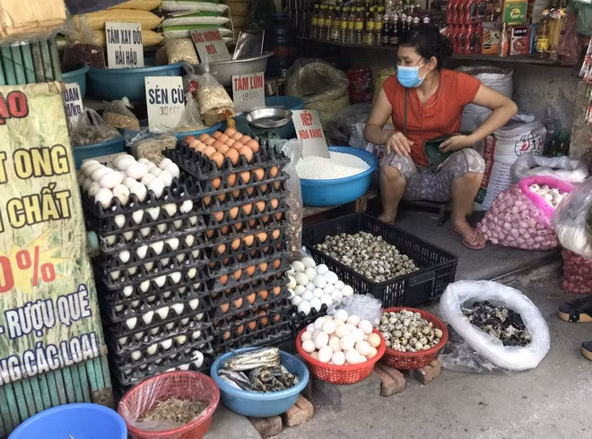 Các kệ trứng đầy ắp ở chợ Dịch Vọng (Cầu Giấy, Hà Nội).