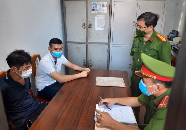 Thượng tá Trương Quốc Cường - Trưởng Công an huyện Bố Trạch trực tiếp đấu tranh với đối tượng Hồ Văn Long (áo đen).