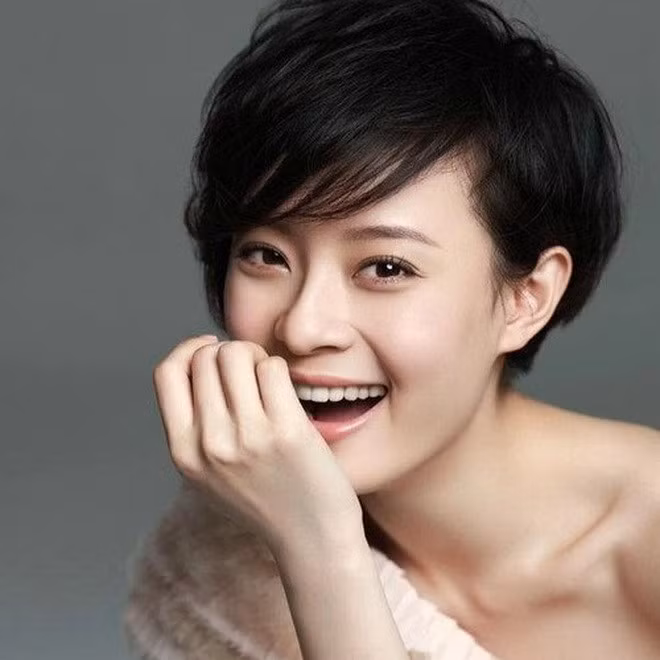 Tôn Lệ xuất thân là một diễn viên múa và gặt hái không ít giải thưởng danh giá trong lĩnh vực này.
