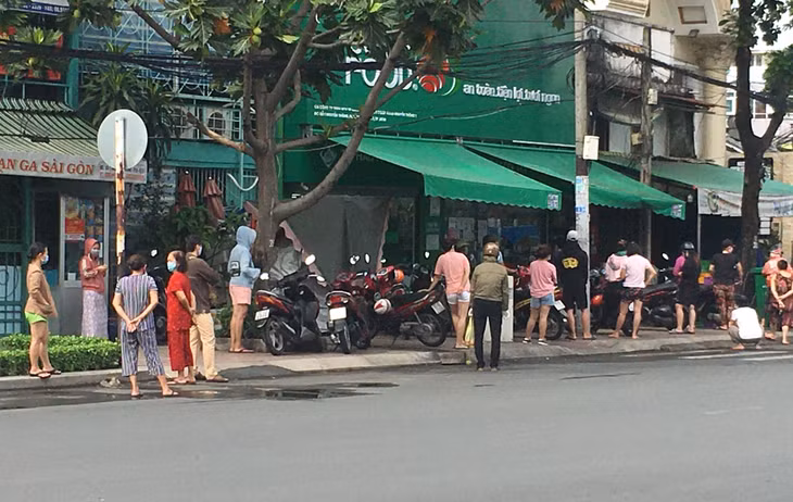 Ở nhà thực hiện giãn cách nhưng cũng không thể tránh khỏi được những lúc phải ra ngoài đi mua lương thực, thực phẩm