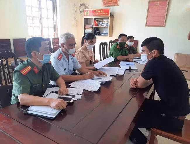 Đối tượng Nguyễn Văn Giang làm việc với cơ quan chức năng. (Ảnh: TTXVN)