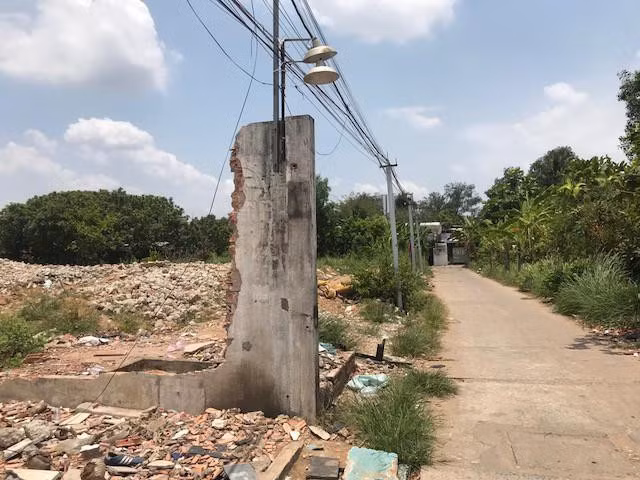 Đường vào khu đất 32ha Phước Kiểng, Nhà Bè Đề nghị truy tố ông Tất Thành Cang trong vụ bán 32ha đất công cho Cty Quốc Cường Gia Lai ảnh 1