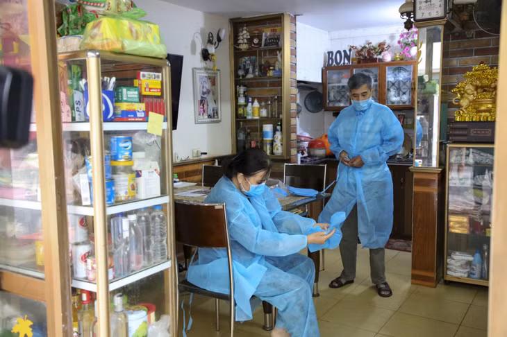 Diễn tập xử lý tình huống khẩn cấp khi có ca bệnh Covid-19 trong khu dân cư ảnh 7