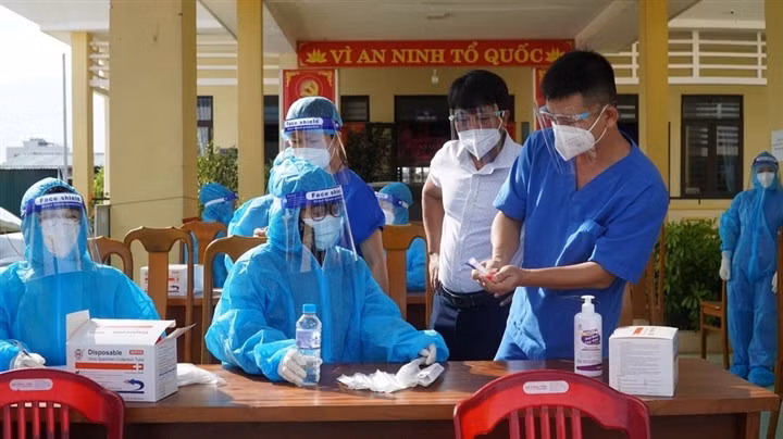 Cán bộ Viện Paster Nha Trang hỗ trợ công tác xét nghiệm COVID-19.