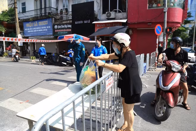 Hàng hóa tiếp tế phải được khử khuẩn trước khi nhận.