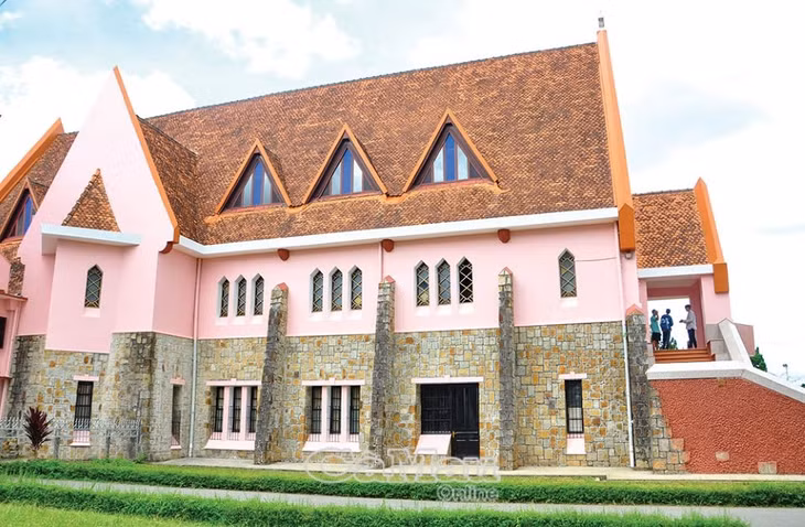 Nhà thờ Domaine De Marie là công trình kiến trúc cổ, có sự giao thoa giữa phong cách cổ điển châu Âu và văn hoá nhà Rông của đồng bào dân tộc thiểu số vùng Tây Nguyên.