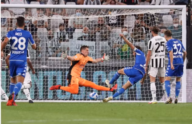 Leonardo Mancuso trừng phạt sai lầm của Juve.