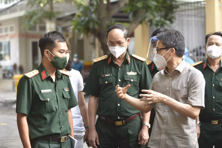 Phó Thủ tướng Vũ Đức Đam thăm, động viên cán bộ, chiến sĩ quân đội tham gia Tổ công tác đặc biệt tại Phường 13, Quận Bình Thạnh.