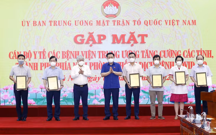Chủ tịch Quốc hội Vương Đình Huệ trao quà cho các y, bác sĩ chuẩn bị lên đường tăng cường lực lượng phòng, chống dịch COVID-19 cho TPHCM và các tỉnh phía Nam. Ảnh: VGP/Nguyễn Hoàng