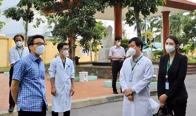 Phó thủ tướng Vũ Đức Đam thị sát Bệnh viện Đa khoa quốc tế Hoàn Mỹ Thủ Đức khi chuyển đổi công năng thành Trung tâm Điều trị Covid-19, ngày 26/7. Ảnh do bệnh viện cung cấp
