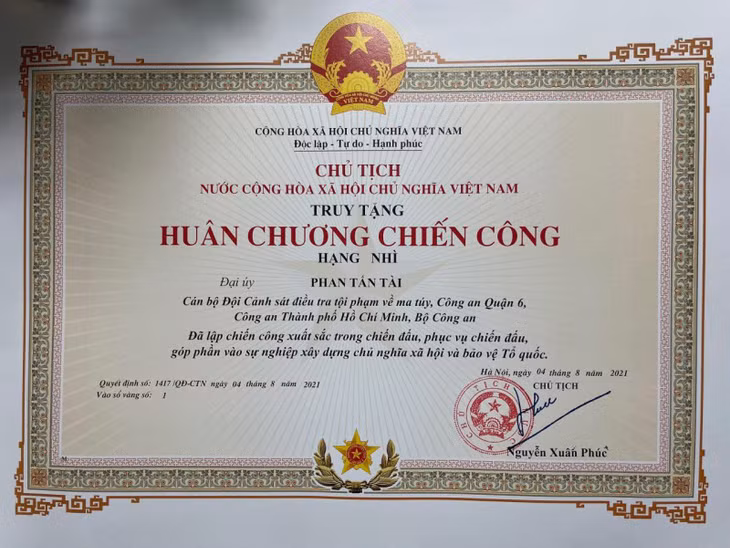 Chủ tịch nước Nguyễn Xuân Phúc truy tặng Huân chương Chiến công hạng Nhì cho Đại uý Phan Tấn Tài. Ảnh: CAND Chủ tịch nước Nguyễn Xuân Phúc truy tặng Huân chương Chiến công hạng Nhì cho Đại uý Phan Tấn Tài. Ảnh: CAND