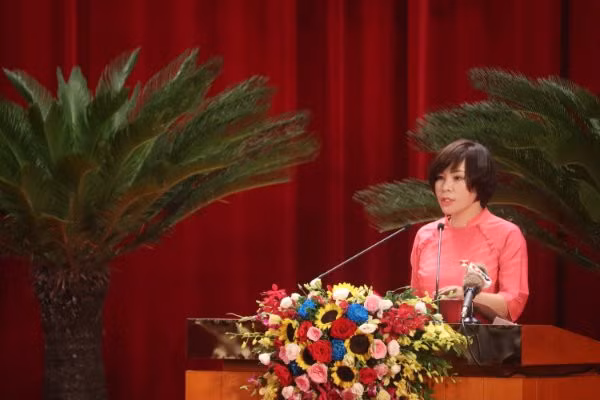Bà Bùi Thị Hương, Trưởng Ban Kinh tế - Ngân sách (KT-NS), HĐND tỉnh, trình bày tóm tắt các báo cáo thẩm tra của Ban.