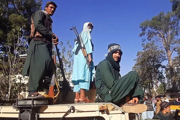 Các tay súng Taliban trên đường tiến vào Kabul ngày 14/8/2021. Ảnh: AFP