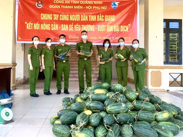 Đoàn Thanh niên - Hội Phụ nữ Trại tạm giam chung tay tiêu thụ nông sản hỗ trợ nông dân bị ảnh hưởng bởi dịch Covid-19.