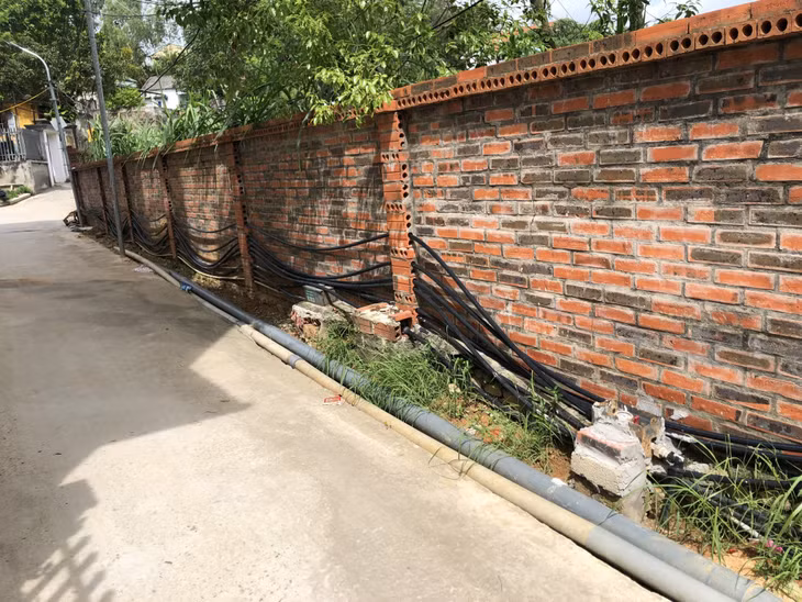Những ống nhựa kém chất lượng do các hộ dân ở khu 1, phường Hà Khẩu (TP Hạ Long) tự kéo về nhà đã khiến cho chất lượng nước bị suy giảm, áp lực nước yếu, thời gian cung cấp nước bị hạn chế và gia tăng tỷ lệ thất thoát nước.