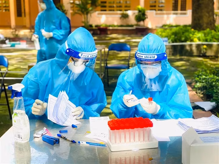 Huệ cùng đội tình nguyện lấy mẫu xét nghiệm SARS-CoV-2 ở TP.HCM.
