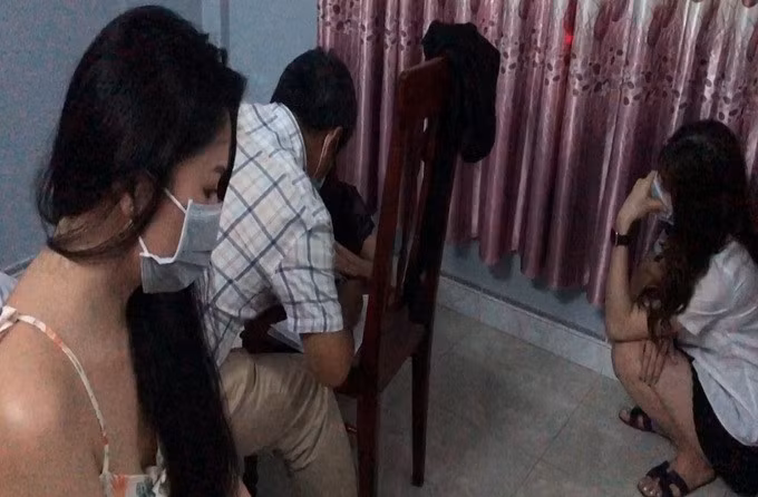 Những người bị lập biên bản về các sai phạm, tối 25/8. Ảnh: Công an Quảng Ngãi