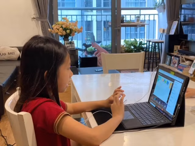 Dù học trực tuyến nhưng học sinh cũng cần hỗ trợ kịp thời các vấn đề về tâm lý - Ảnh: VGP/Nhật Nam