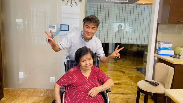 Ra mắt album mới, Đàm Vĩnh Hưng bật khóc nghĩ về mẹ - Ảnh 1.