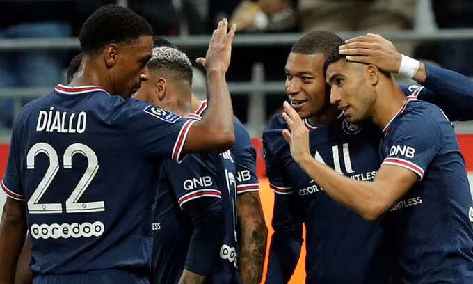 Mbappe (thứ hai từ phải sang) mừng bàn thắng ấn định tỷ số 2-0. Ảnh: Reuters