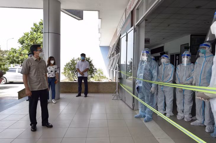 Phó Thủ tướng Vũ Đức Đam thăm Bệnh viện hồi sức bệnh nhân COVID-19 tại Bệnh viện Đa khoa khu vực Hậu Nghĩa (xã Hòa Khánh Tây, huyện Đức Hòa) và được biết cơ sở điều trị này được trang bị hệ thống oxy tập trung cho 130 giường hồi sức dành cho bệnh nhân nặng, có triệu chứng chuyển nặng - Ảnh: VGP/Đình Nam