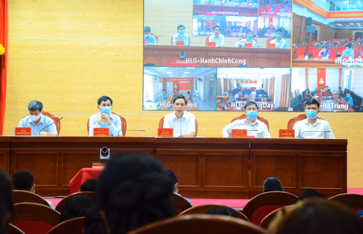 Lãnh đạo TP Hạ Long giải đáp một số kiến nghị của doanh nghiệp tại Hội nghị gặp mặt, tháo gỡ khó khăn cho doanh nghiệp, ngày 18/8. Ảnh: Việt Hưng