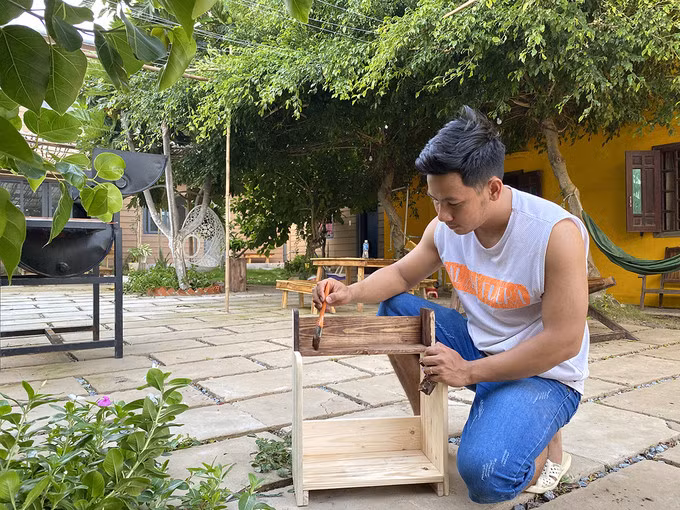Không có nhiều kinh phí nên vợ chồng Tân tự tay thiết kế, đóng bàn ghế, quầy bar và sắp xếp mọi thứ. Ảnh: NVCC