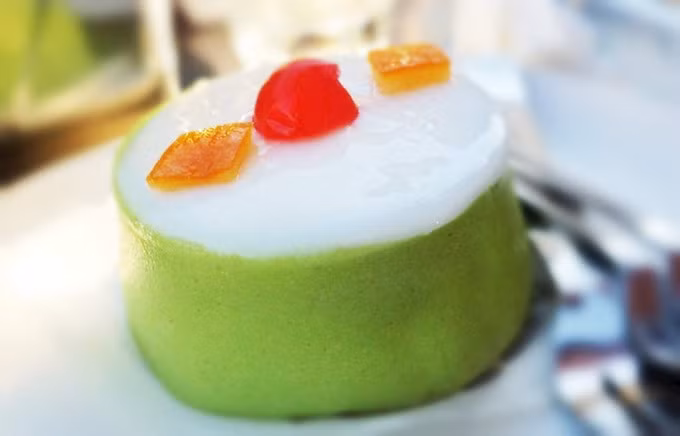 Cassata được coi là món tráng miệng nổi tiếng nhất của Sicily, Italy, gồm cốt bánh bông lan được tưới nước quả, xếp cùng hoa quả tươi phía trên, phủ lớp mousse chocolate cùng phô mai ricotta thơm nức. Tên của nó đuọc cho là bắt nguồn từ từ qas'ah trong tiếng Arab, chỉ cái bát dùng để làm bánh.Món ăn này theo truyền thống là đặc sản mùa đông và mùa xuân, và thường được phục vụ vào dịp Phục sinh. Người ta thường để lạnh khoảng 3 tiếng trước khi ăn. Trong thế kỷ 14, đây là món tráng miệng của giới quý tộc. Ảnh: Sena Scander/Tasteatlas