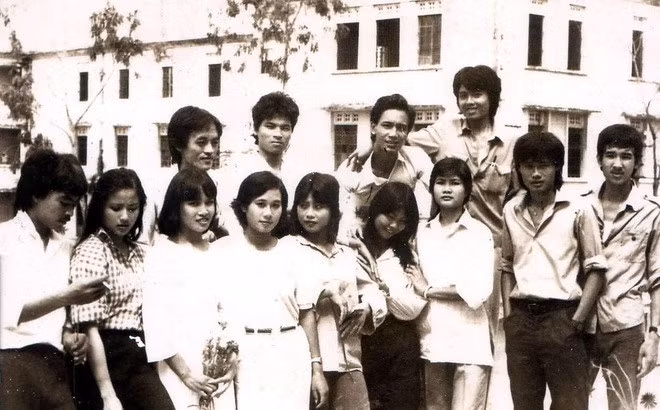 Nghệ sĩ Giang Còi (ngoài cùng bên trái hàng trên) học cùng lớp với nghệ sĩ Tú Oanh (Bà Bích phim "Hương vị tình thân").