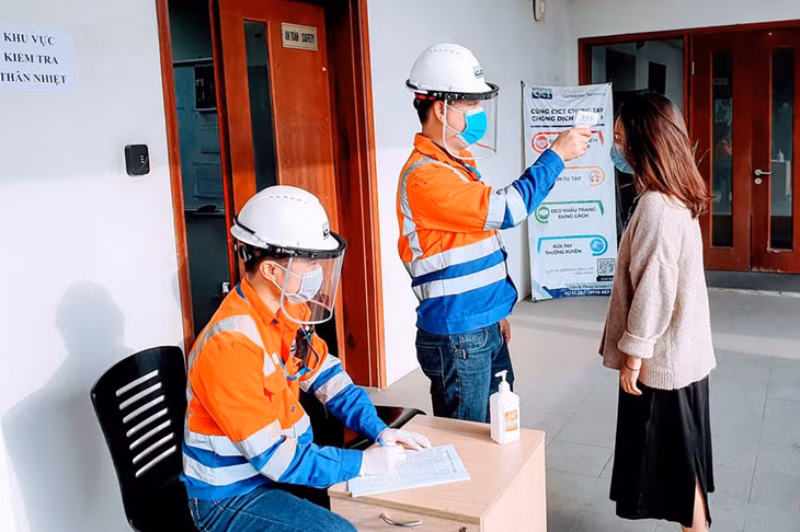 Hoạt động kiểm tra thân nhiệt và khai báo y tế tại Cảng CICT được triển khai chặt chẽ, nghiêm túc.