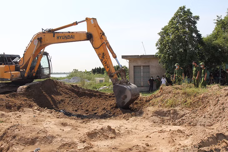 Lực lượng chức năng kiểm tra, phát hiện chất thải công nghiệp.