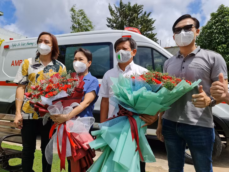 Nghệ sĩ Việt Hương bàn giao xe cứu thương mới cho ông Đoàn Ngọc Hải ảnh 2 Nghệ sĩ Việt Hương bàn giao xe cứu thương mới cho ông Đoàn Ngọc Hải ảnh 2