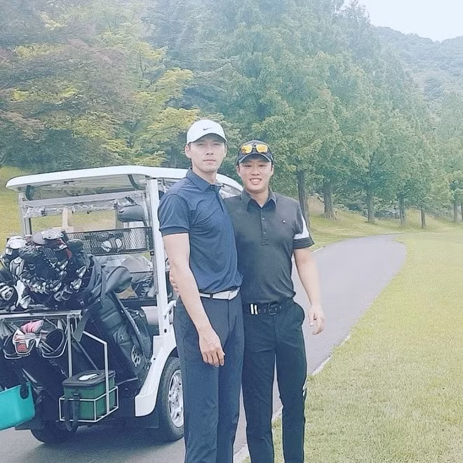 Người này cũng là thầy dạy golf của Hyun Bin.