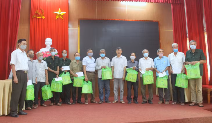 TX Quảng Yên trao quà cho nạn nhân chất độc da cam và người trực tiếp chăm sóc nạn nhân chất độc da cam trên địa bàn thị xã, tháng 8/2021.