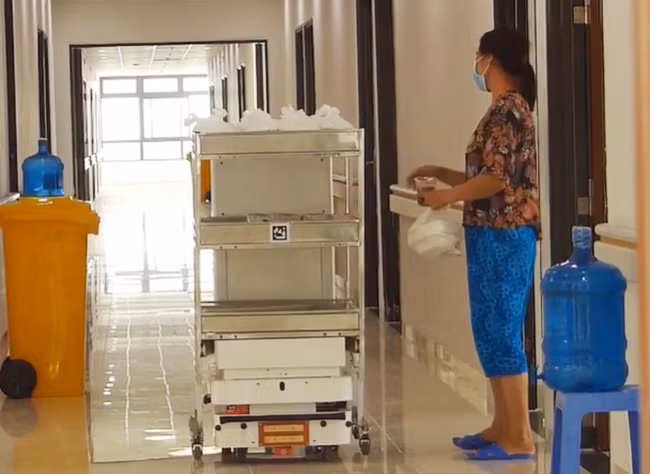 Robot VIBOT-2 vận chuyển đồ ăn đến từng phòng bệnh nhân COVID-19 tại tầng 4, Zone 6 Bệnh viện Bạch Mai cơ sở 2, tháng 5/2021