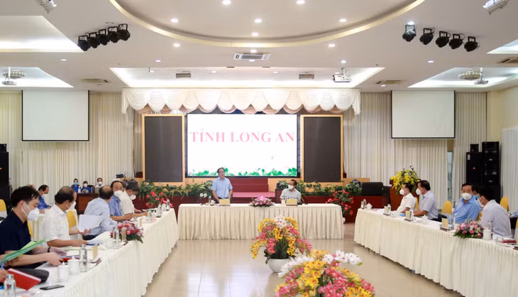 Phó Thủ tướng Lê Văn Thành chủ trì cuộc làm việc với tỉnh Long An, địa phương thứ 2 mà Phó Thủ tướng đến làm việc trong chuyến công tác tại các tỉnh phía nam về phòng chống dịch COVID-19 - Ảnh VGP/Đức Tuân