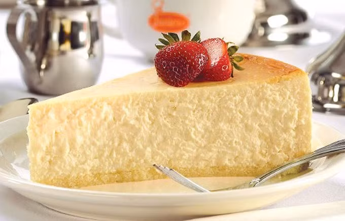 New York-Style Cheesecake (bánh phô mai kiểu New York) là món bánh nổi tiếng và được nhiều người yêu thích khi tới New York, Mỹ. Bánh có cấu tạo đặc, nặng, trông mềm mịn. Hương vị của nó đậm đà, ngọt và rất thơm, không dai. Người ta tin rằng chiếc phô mai kiểu New York này lần đầu tiên được làm bởi nhà hàng Junior's vào những năm 1950. Ảnh: Junior's