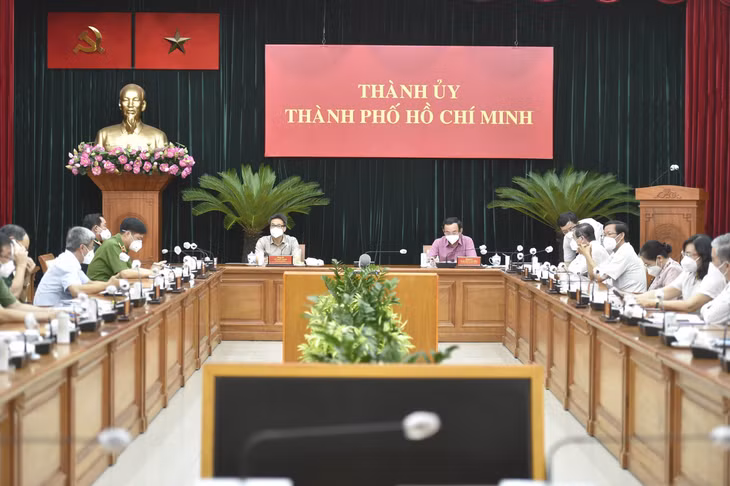 Sau khi đi kiểm tra, thị sát công tác chuẩn bị trên một số địa bàn của TPHCM trước thời điểm siết chặt hơn nữa thực hiện Chỉ thị 16/CT-TTg, Phó Thủ tướng Vũ Đức Đam, Tổ công tác đặc biệt của Chính phủ đã làm việc với lãnh đạo TPHCM về phương hướng phòng, chống dịch trên địa bàn những ngày tới.