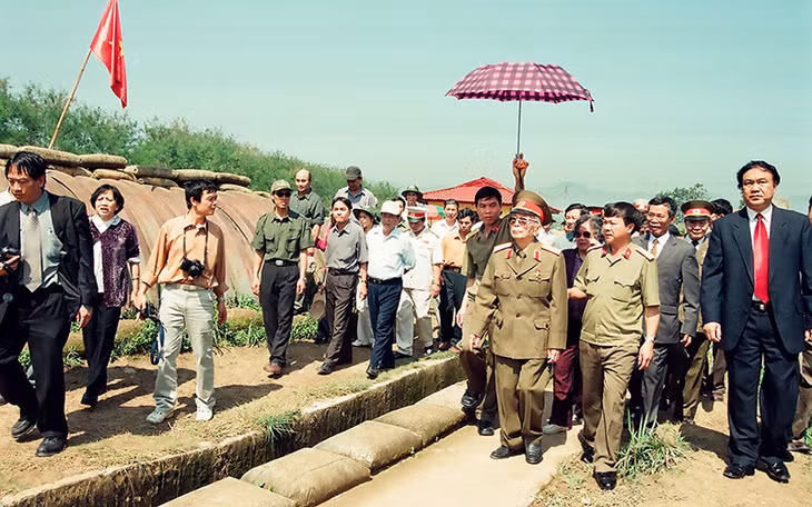 Đại tướng Võ Nguyên Giáp về thăm lại chiến trường Điện Biên Phủ năm xưa (tháng 4/2004). Ảnh: TRẦN HỒNG