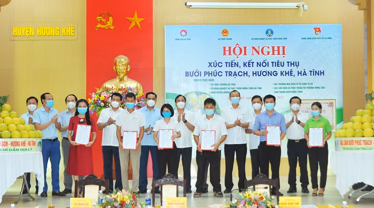 Các đơn vị trao đổi biên bản thoả thuận ghi nhớ, hợp tác tiêu thụ bưởi Phúc Trạch tại hội nghị.