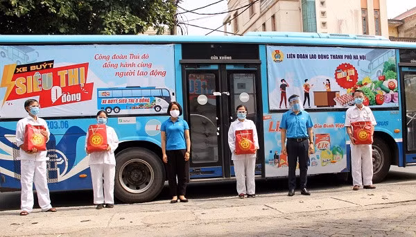 Thời gian qua LĐLĐ thành phố Hà Nội đã tổ chức chương trình " Xe buýt siêu thị 0 đồng" để hỗ trợ công nhân lao động gặp khó khăn. Ảnh: VGP/Thiện Tâm Thời gian qua LĐLĐ thành phố Hà Nội đã tổ chức chương trình " Xe buýt siêu thị 0 đồng" để hỗ trợ công nhân lao động gặp khó khăn. Ảnh: VGP/Thiện Tâm