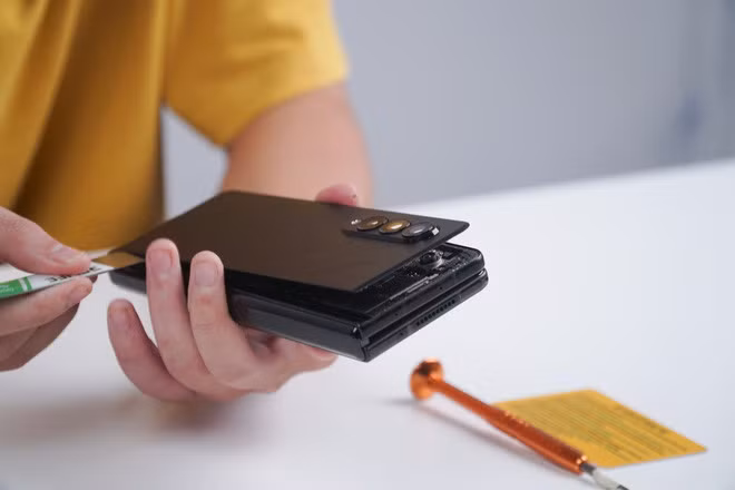 Galaxy Z Fold3 lần đầu được mổ bụng tại Việt Nam, hé lộ bí mật của camera ẩn dưới màn hình - Ảnh 8.