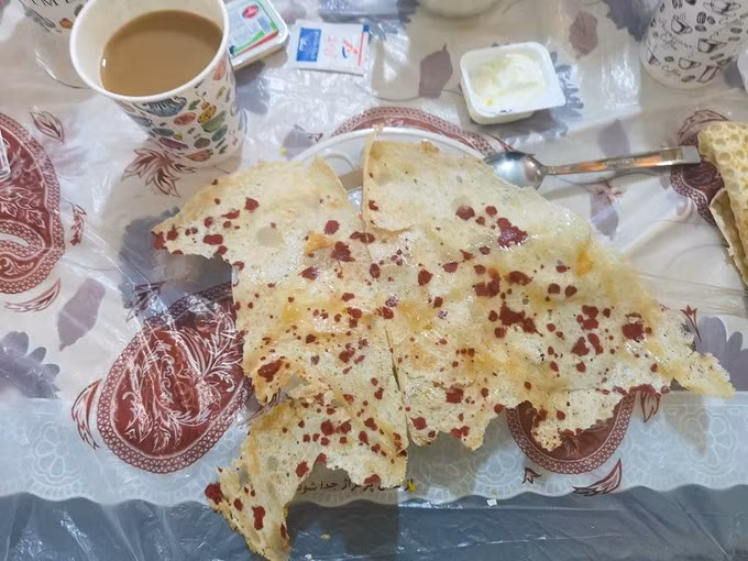 Bánh mì tomshi là đặc sản của hòn đảo. Loại bánh này mỏng, giòn, có những chấm đỏ do trộn cùng với đất giàu oxit trên đảo. Ảnh: The Globetrotting Detective