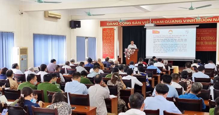 Lãnh đạo Ủy ban MTTQ tỉnh truyền đạt các nội dung tập huấn.