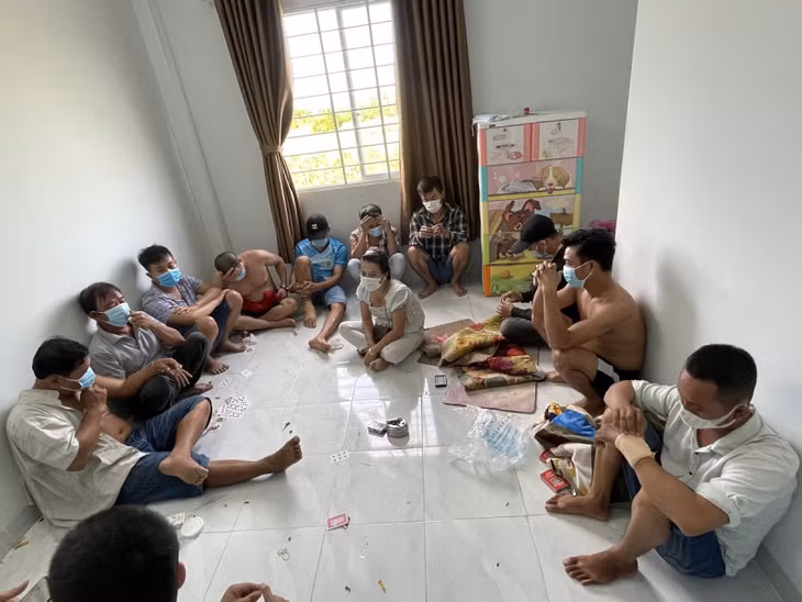 Các đối tượng bị bắt quả tang khi đang tụ tập đánh bạc.