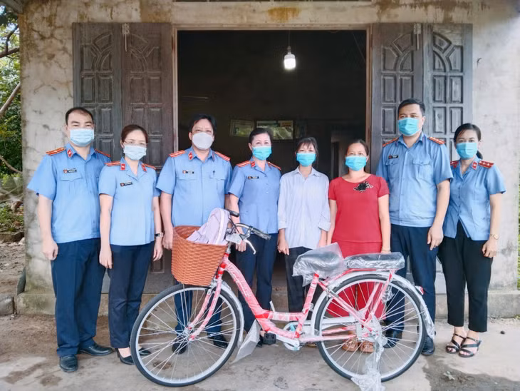 Đoàn công tác VKS nhân dân tỉnh Quảng Ninh trao học bổng đỡ đầu em Lê Yến Nhi học sinh lớp 9 Trường PTDT bán trú TH&THCS Nam Sơn
