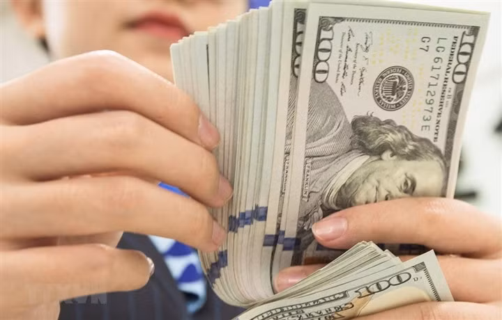 Tỷ giá USD hôm nay tiếp tục leo dốc.