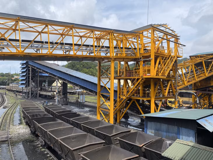 Hệ thống cấp liệu than cám độ tro cao ở Phân xưởng Tuyển than 1, Công ty Tuyển than Cửa Ông - TKV